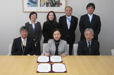 Chancellor Mizuta signs Academic Exchange Agreement.