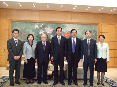 Group photo with Mayor Xia Deren and other representatives