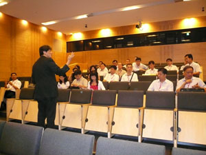Professor Yuan gives a talk in the hall
