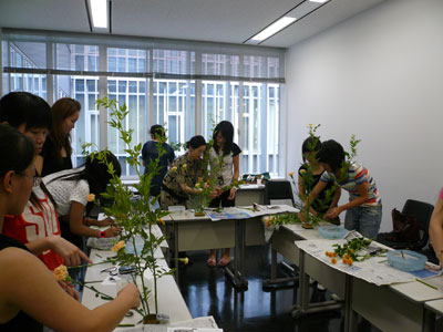 生け花を楽しむ広東女子職業技術学院の学生たち