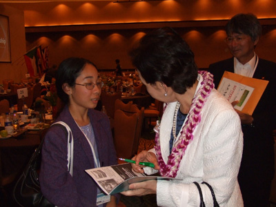 A junior high-school student asked Chancellor Mizuta for her autograph.