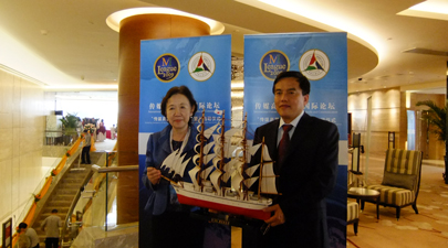 Presenting a Commemorative Gift to President Su