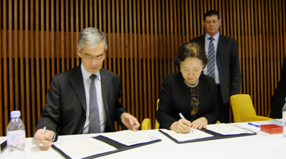 General Director Jean-Philippe Ammeux and Chancellor MIZUTA at the signing ceremony