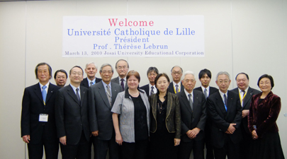 President Lebrun and Chancellor Mizuta with the faculty members of Josai and Josai International University 