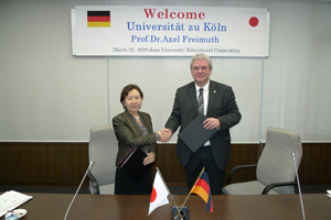 Chancellor Mizuta and President Freimuth shake hands after the signing ceremony