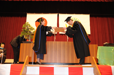 Handing of the certificate to Dr. Südy