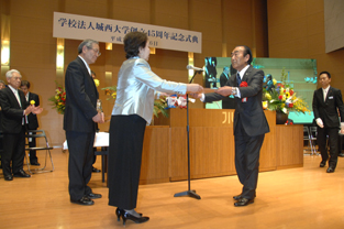 Official commendation is conferred on the mayor of Sakado city