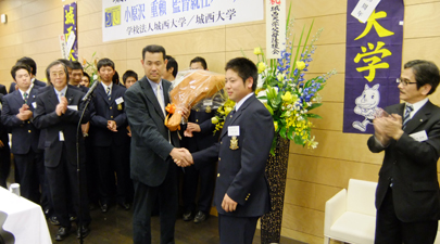 学生から花束を受ける新監督