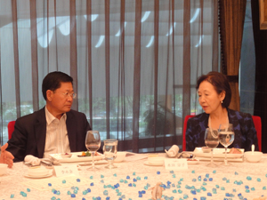 Chancellor Mizuta with President Li of Dalian People Foreign Friendly Association