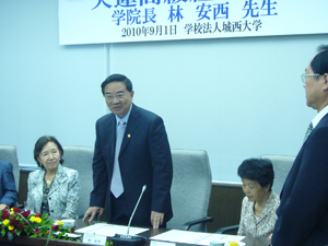Dr. Lin Anxi making a greeting speech