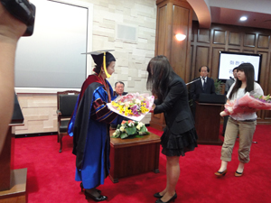 Presentation of the bouquet of flowers by exchange students from Josai University