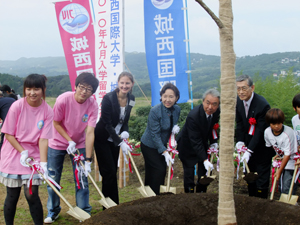 Tree planting to commemorate the exchange students’ arrival