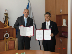 JIU V.P. Ishida (on behalf of Kamogawa Mayor Katagiri) and Gödöllő Mayor Gémesi Hold the Friendship Agreement