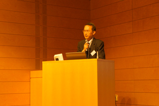 Doi Yukio of the Innovation Center gives his speech