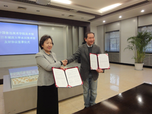 Chancellor Mizuta and LAFA Art Gallery Director Ji Yunhui, Ph.D.