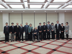 Commemorative photo of meeting participants