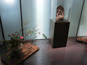 エントランススペースに飾られた細川護煕氏の作品