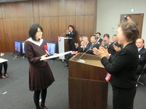 Mayu Sakurai accepts the Grand Prize from Chancellor Mizuta