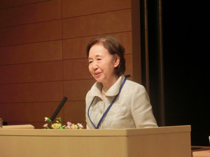 Chancellor Mizuta gives a greeting before the forum