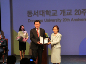 Chancellor Mizuta accepts a memento from Dongseo president Chang Jekuk