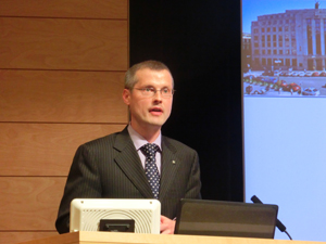 講演するヴラジミール・トムシーク 
チェコ国立銀行副総裁 2012年10月
