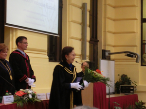 Chancellor Mizuta accepts degree and award