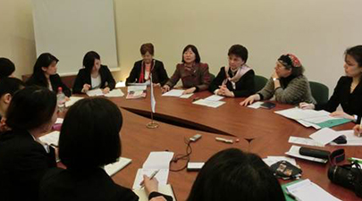 Recipients of the Noriko Mizuta Scholarship for Women Leaders surround Rector Sándor-kriszt for an interview