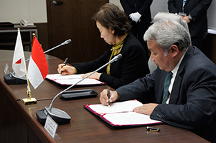 Signing of the academic exchange agreement 1