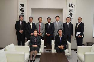 Photo commemorating the exchange agreement signing with Prof. Piyasuda Mawai (front row, right) and Chancellor Mizuta (left)