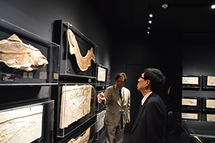 Professor Kuo and others tour the fossil gallery