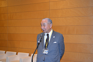 レセプションで挨拶する元首都大学東京 理事長の高橋宏氏