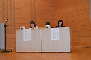 Symposium MC Professor Kei Hasegawa (Josai Base College) (L) and panel discussant Visiting Professor Yasuko Wachi (JIU) (R)