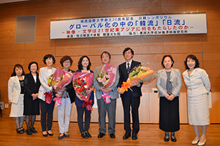 A commemorative photo with the keynote speaker, panelists, and university affiliates