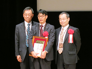 Professor Sugibayashi (center) receives his award 