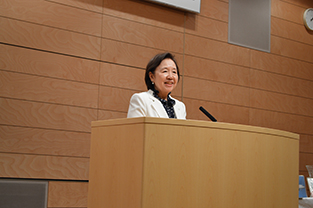 Chancellor Mizuta addresses the audience
