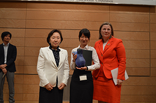 Recipient of the Chancellor’s Award, Tomoko Ôe (center)