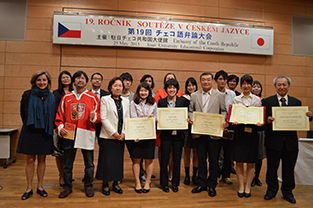 A commemorative photo with contestants and judges