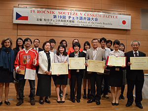 A commemorative photo with contestants and judges May 2013