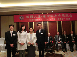 Chancellor Mizuta takes commemorative photo with the alumni association, donation in hand