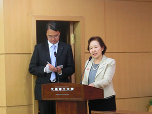Chancellor Mizuta gives her post-award lecture