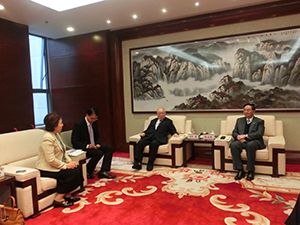 Chancellor Mizuta (L) and Advisor Takashi Murai (C) meet with President Lin (R)