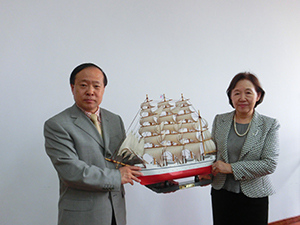 Party Secretary Liu (L) poses with Nippon Maru model in hand alongside Chancellor Mizuta
