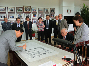 Secretary Liu personally inscribes certificates for each delegation member