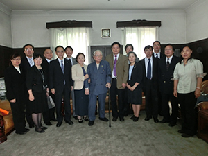 Commemorative photo with the Josai delegation, CMU faculty and staff