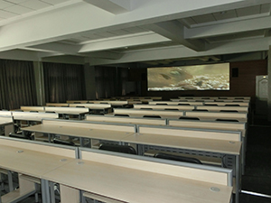 超ワイドスクリーンが設置された視聴覚教室