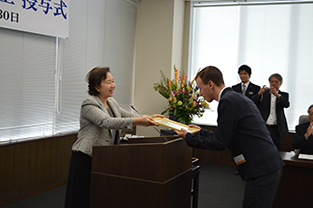 Hungarian student spokesperson, Kormos Róbert, receives certificate from Chancellor Mizuta