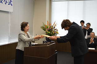 チェコ代表で水田理事長から賞状を授与されるレザツキ ダヴィドさん