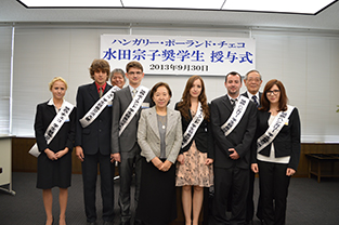 The six ambassadors from this year’s Friendship Association pose alongside Chancellor Mizuta, JU President Yasunori Morimoto, and JIU Vice President Masumi Ishida