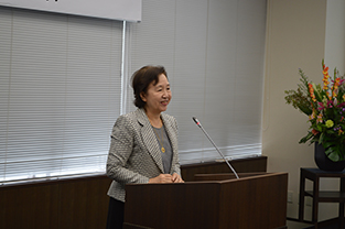 Chancellor Mizuta greets the audience