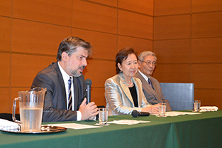 Ambassador Cyryl Kozaczewski (left) delivers his message to exchange students, alongside Chancellor Mizuta, President Morimoto